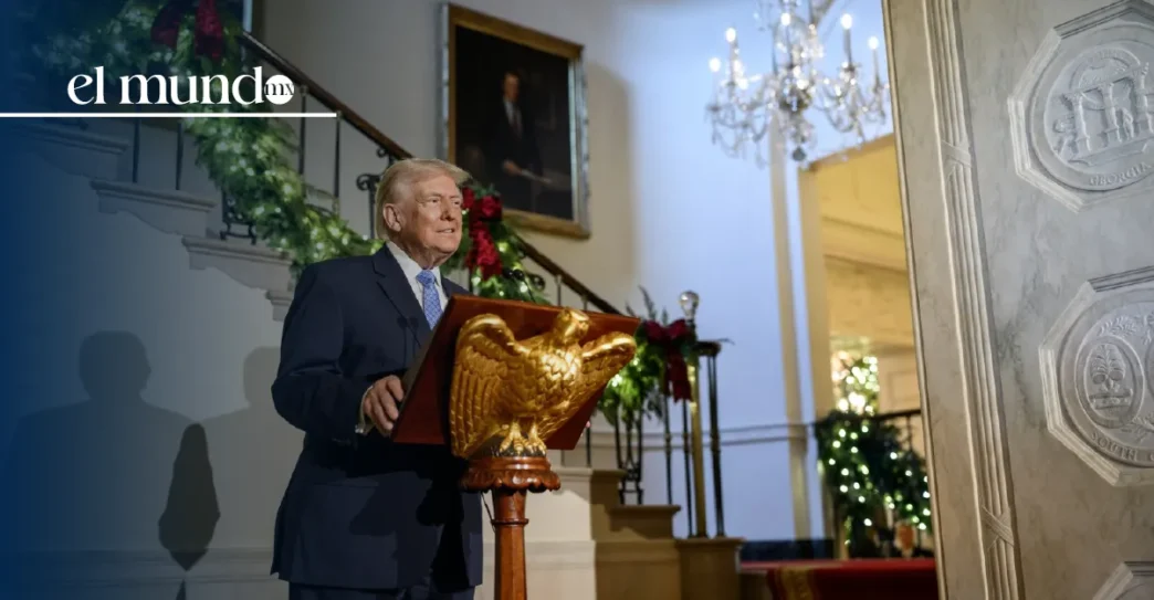 Trump ridiculiza a Biden y Obama con placas bajo los retratos presidenciales en la Casa Blanca