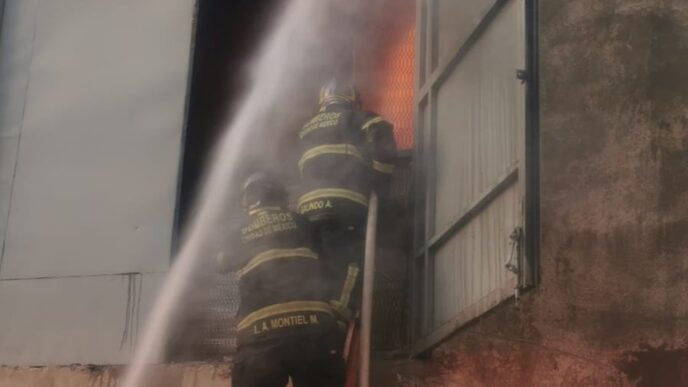Incendio consume bodega en San Pedro de los Pinos, en Álvaro Obregón